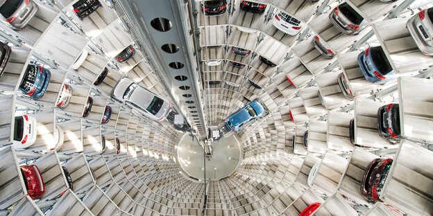 Autos in einem Turm der VW-Autostadt