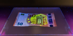 der neue 50-Euro-Schein unter UV-Licht