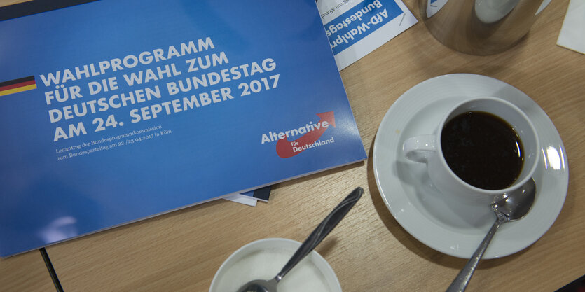 Kaffeetasse und AfD-Flyer