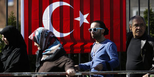 Mensch vor türkischer Flagge