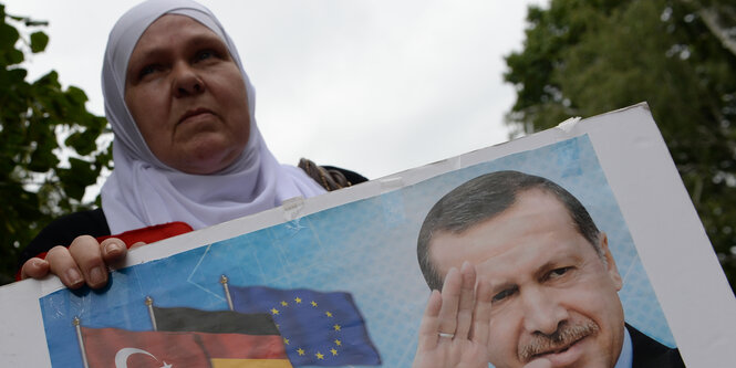 Frau mit Erdogan-Plakat