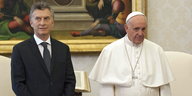 Links ein Mann in Anzug, rechts ein Mann in Papstkleidung