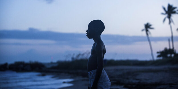Ein Szenenbild aus dem Film "Moonlight". Ein kleiner Junge steht am Strand.