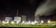 Ein beleuchtetes Atomkraftwerk bei Nacht