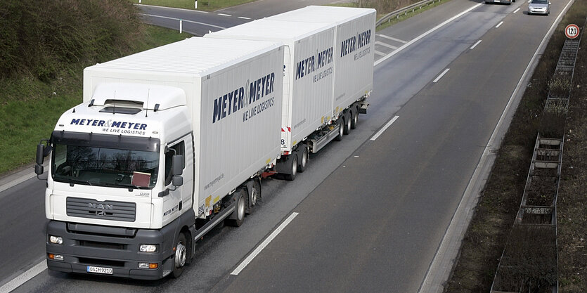 Ein überlanger LKW fährt auf einer Autobahn.