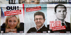Wahllakate von Marine Le Pen, Jean-Luc Mélenchon und Benoit Hamon hängen nebeneinander