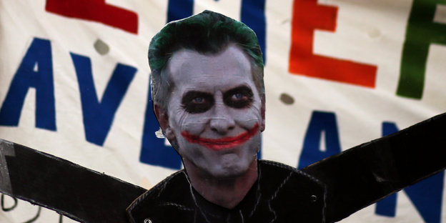 Macri wird von einer Pappfigur, die ihn als bösen Joker zeigt, darstellt