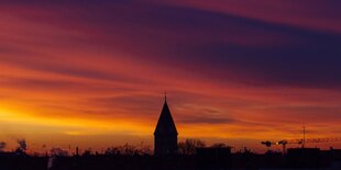 Eine Kirchturmspitze in der Abenddämmerung