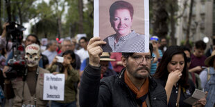 Ein Demonstrant hält ein Bild von Miroslava Breach hoch