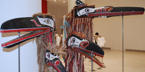 Vogelkopf-Masken gucken in verschiedene Richtungen der documenta-Ausstellung in Athen
