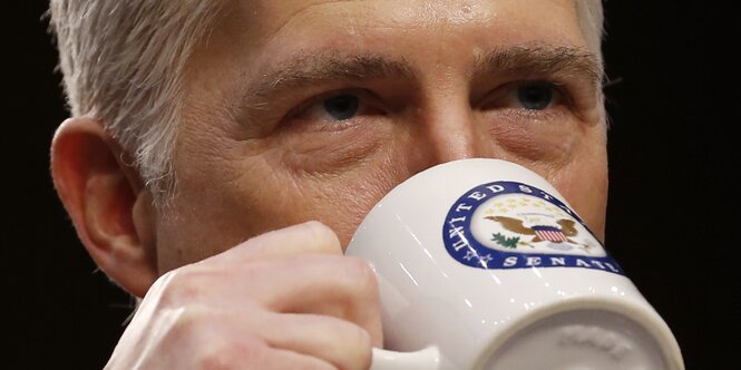 Neil Gorsuch trinkt aus einer Tasse