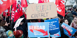 Menschenmenge mit Anti-AfD-Plakaten.