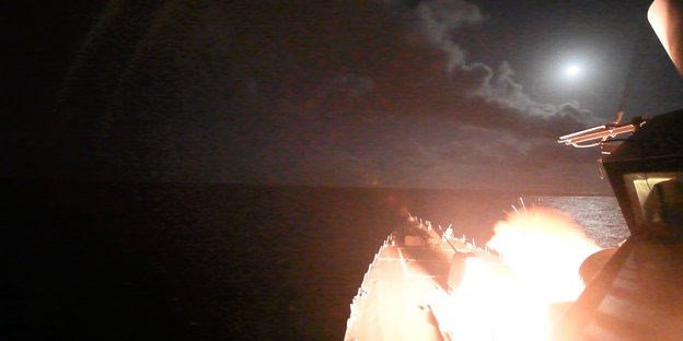 Im Dunkeln startet eine Rakete mit einer Explosion von einem Schiff