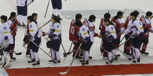 Nord- und südkoreanische Eishockeyspielerinnen schütteln sich nach dem Spiel die Hände