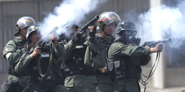 Polizisten bewaffnet mit Tränengasgewehre