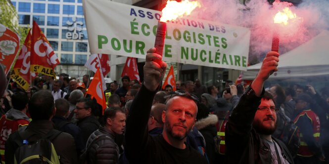 Demonstranten halten Fackeln hoch