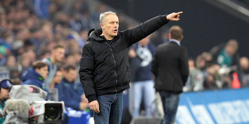 Freiburgs Trainer Christian Streich dirigiert seine Spieler