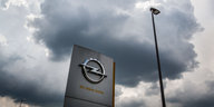 Das Opel-Logo unter dunklen Wolken