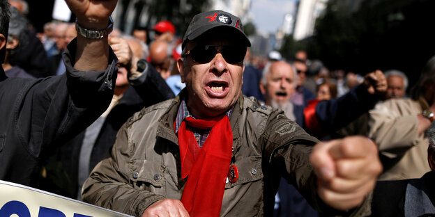 Demonstrant mit Che-Guevara-Mütze ballt die Faust