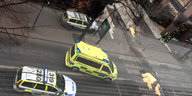 Polizeiautos und Krankenwagen in der Stockholmer Fußgängerzone
