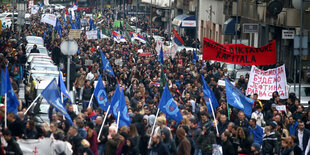 Demonstrationszug mit Fahnen