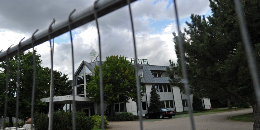 Vor dem ehemaligen Spreehotel in Bautzen steht ein Bauzaun