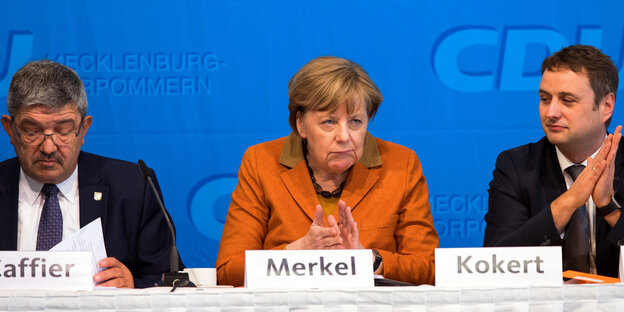Merkel sitzt zwischen Lorenz Caffier und Vincent Kokert