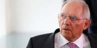 Wolfgang Schäuble guckt skeptisch und trägt eine rosa Krawatte