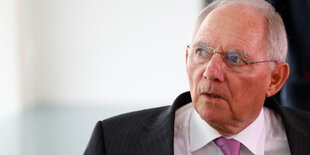 Wolfgang Schäuble guckt skeptisch und trägt eine rosa Krawatte