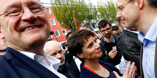 Jörg Meuthen, Frauke Petry und Marcus Pretzell stehen bei der Wahlkampfveranstaltung in Essen zusammen