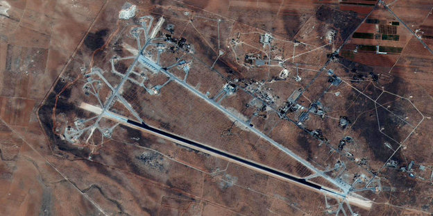 Die Satellitenaufnahme zeigt das al-Shayrat Flugfeld in Syrien