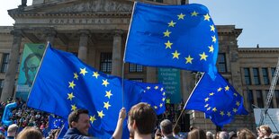 Menschen mit Europa-Flaggen drängen sich bei strahlendem Sonnenschein auf dem Gendarmenmarkt in Berlin