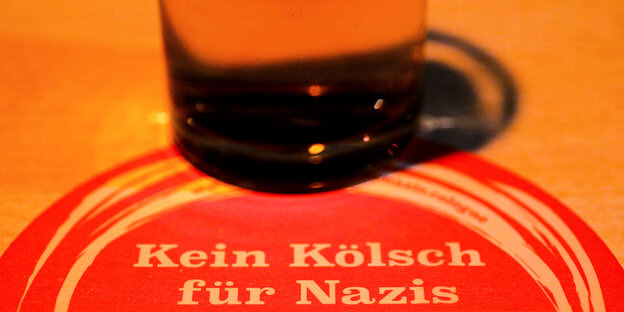 Bierglas und Bierdeckel mit der Auschrift "Kein Kölsch für Nazis"
