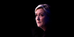 Die Präsidentschaftskandidatin Marine Le Pen vor schwarzem Hintergrund