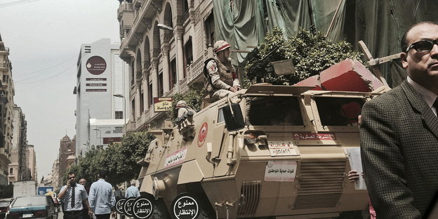 Soldaten bewachen mit einem Radpanzer am 10. April 2017 in Kairo (Ägypten) eine Kirche