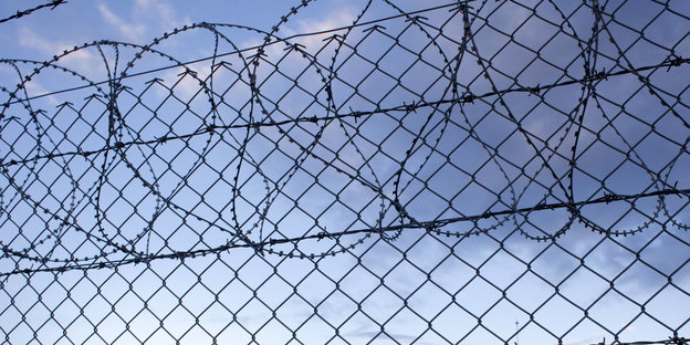Stacheldrahtzaun des Silivri-Gefängnis in der Türkei vor blauem Himmel