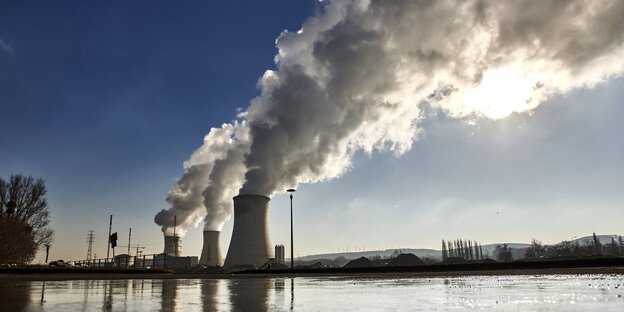 Das belgische Atomkraftwerk Tihange, vom Fluß Meuse aus fotografiert. Viel Rauch steigt in den Himmel