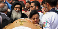 Ein Sarg wird am 10.04.2017 zu einer Trauerfeier für die am Palmsonntag bei einem Anschlag ums Leben gekommenen koptischen Christen in die Mar Amina Kirche in Alexandria (Ägypten) getragen.