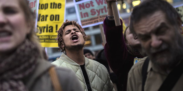 Skandierende Demonstranten protestieren in New York gegen den US-Rakenetnangriff auf eine Luftwaffen-Basis in Syrien