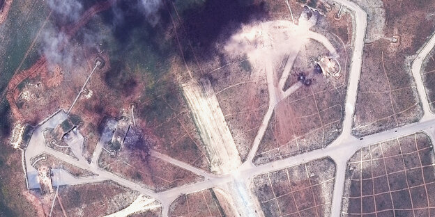 Satellitenaufnahme (Ausschnitt) der syrischen Luftwaffenbasis Schairat nach den Angriffen Satellitenaufnahme (Ausschnitt) der syrischen Luftwaffenbasis Schairat nach den Angriffen
