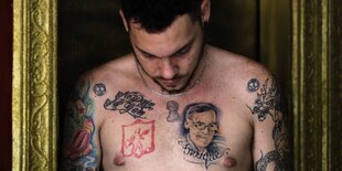 Ein junger Mann mit Tattoos