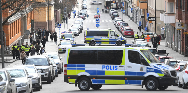 Ein Polizeiauto blockiert eine Zufahrtsstraße in Stockholm