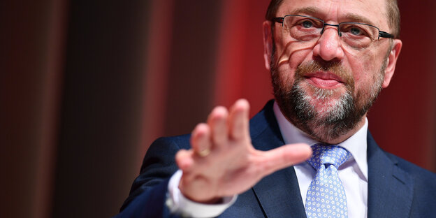 Martin Schulz zeigt mit geöffneter rechter Hand in Richtung Kamera