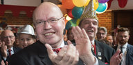 Peter Altmaier klatscht beim Karneval begeistert in die Hände