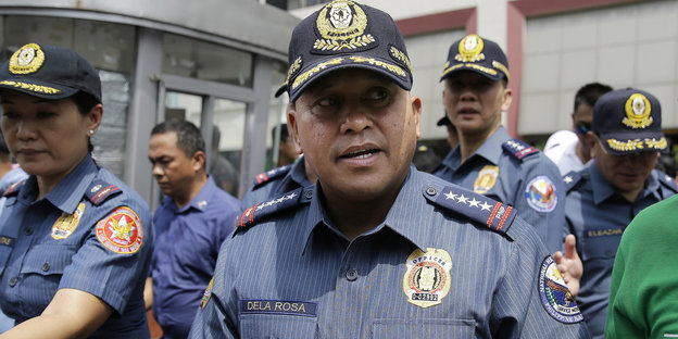 Philippinische Polizisten in blauen Uniformen
