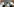 Ein buntes Plastikei mit Augen steht in einem Hotelzimmer