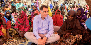 Bundesminister Gerd Müller (CSU) in Äthiopien mit Flüchtlingen.