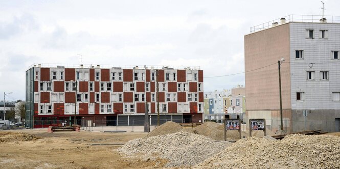 Des maisons à quatre niveaux d'un banlieue