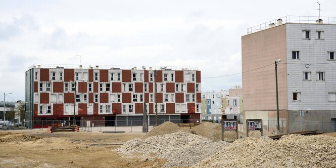 Vierstöckige Häuser in einer Banlieue - mit viel leerer Fläche drumherum