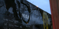 Mannschaftsbus des BVB mit Vereinslogo und kreisrundem Detonationsabdruck